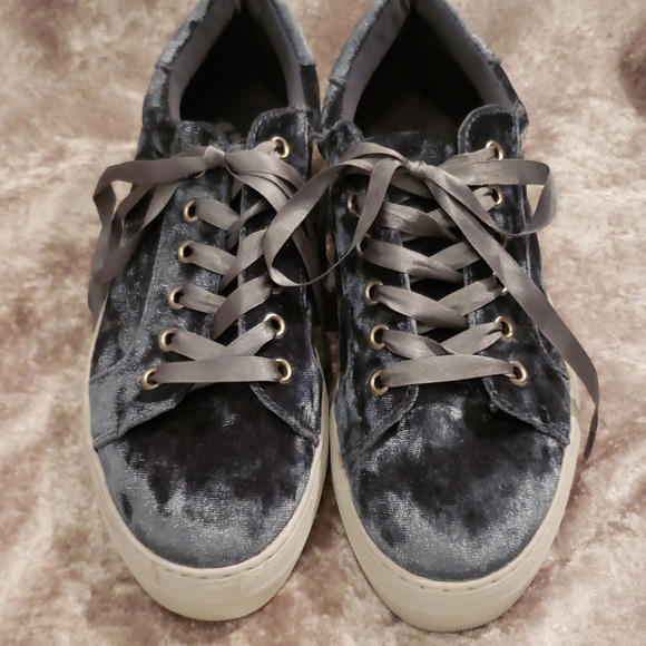 Sneakers - Picture 1 of 8